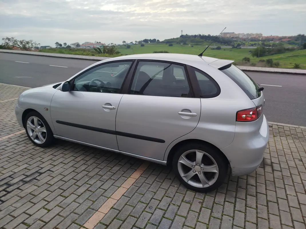 SEAT Ibiza 2006 - 3950 EUR, 243000 km - AUTO.MOTO.pt - 243000km - foto 3 de 4
