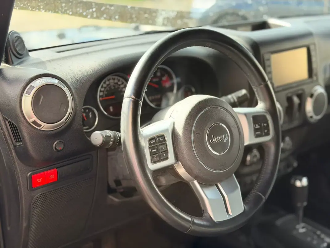 Jeep Wrangler 2013 - 39500 EUR, 156532 km - AUTO.MOTO.pt - 156532km - foto 8 de 12