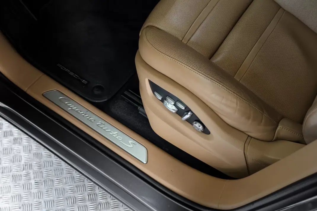 Porsche Cayenne Coupé 2021 - 120000 EUR, 93815 km - AUTO.MOTO.pt - 93815km - foto 17 de 22