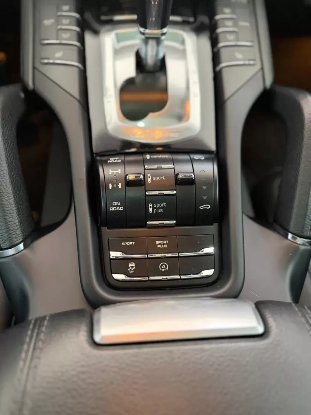 Porsche Cayenne 2016 - 34000 EUR, 280000 km - AUTO.MOTO.pt - 280000km - foto 12 de 23