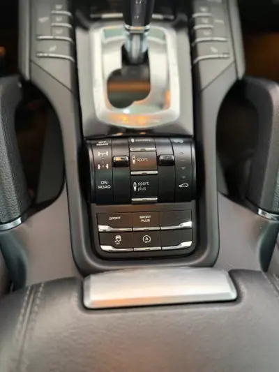 Porsche Cayenne 2016 - 34000 EUR, 280000 km - AUTO.MOTO.pt - 280000km - foto 12 de 23