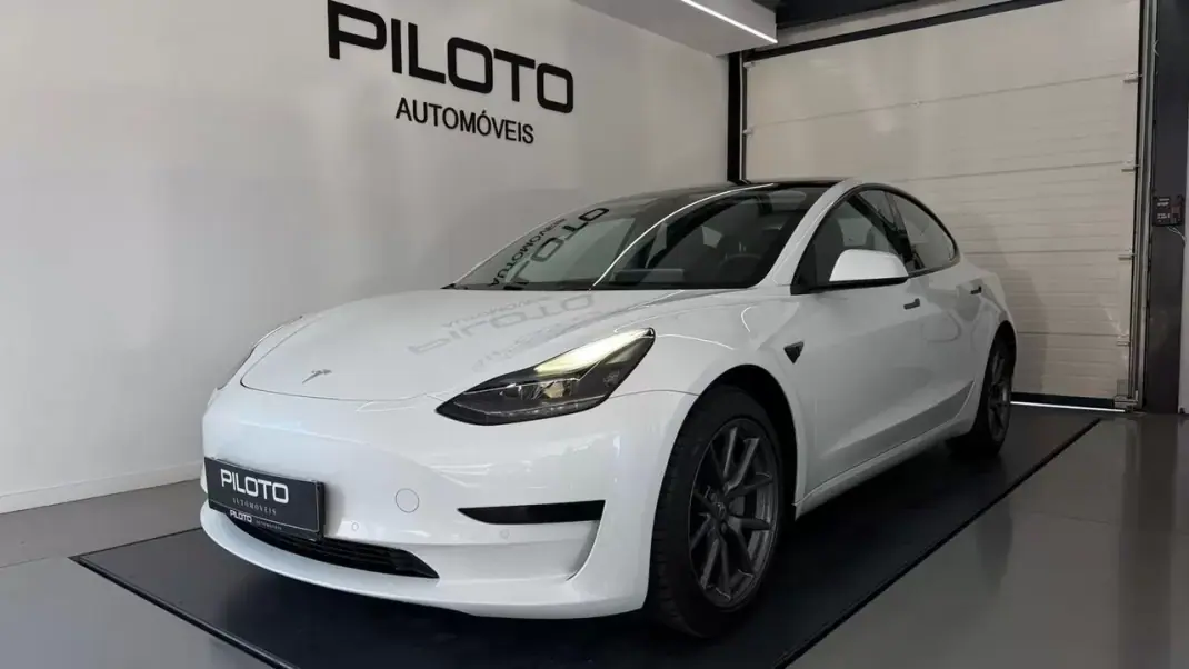 Tesla Model 3 2022 - 29990 EUR, 84000 km - AUTO.MOTO.pt - 84000km - foto 1 de 21