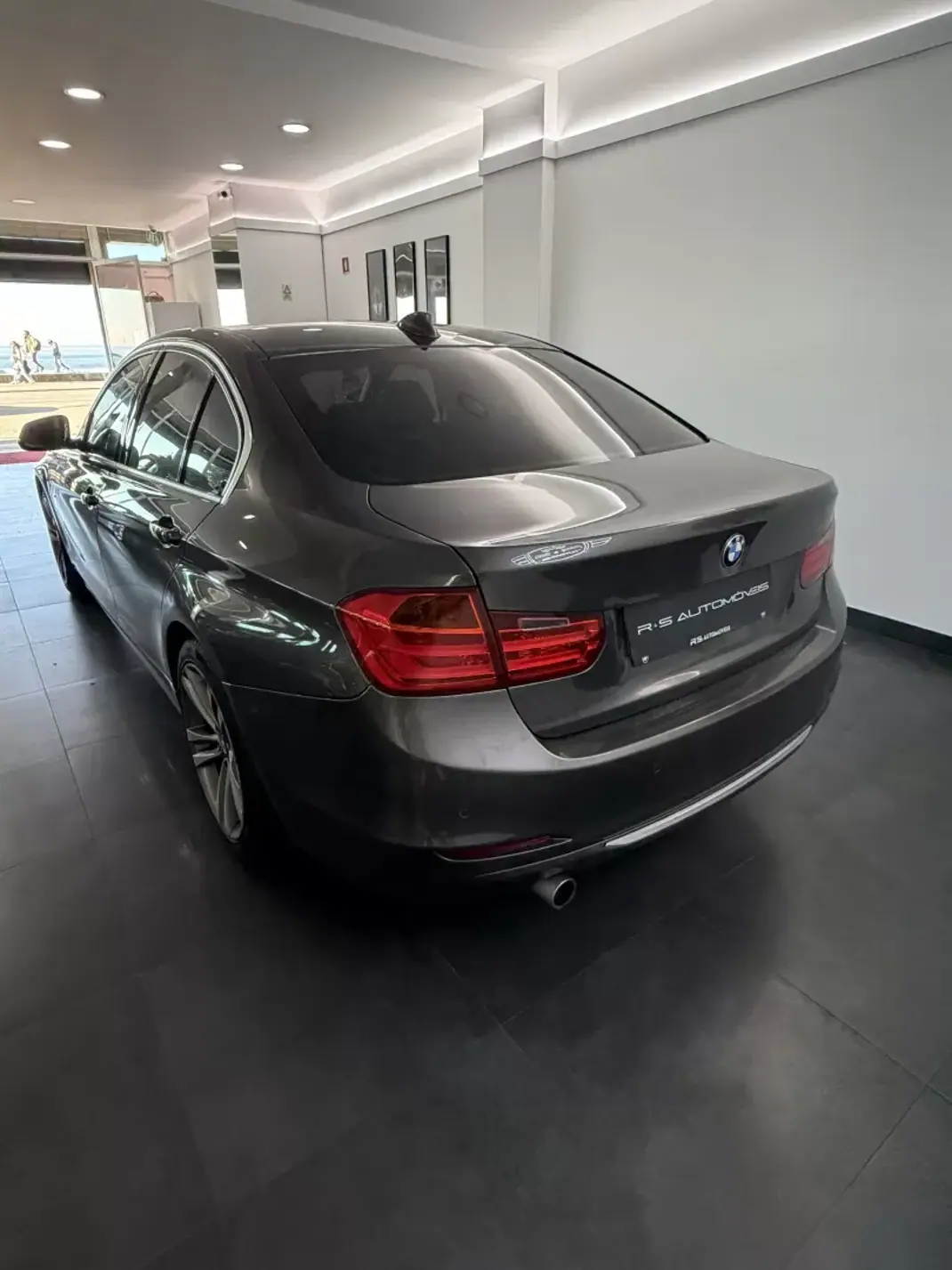 BMW 318 2013 - 15990 EUR, 138000 km - AUTO.MOTO.pt - 138000km - foto 4 de 8