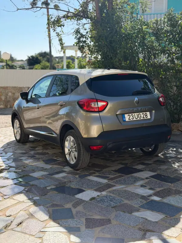 Renault Captur 2015 - 11900 EUR, 189748 km - AUTO.MOTO.pt - 189748km - foto 4 de 7