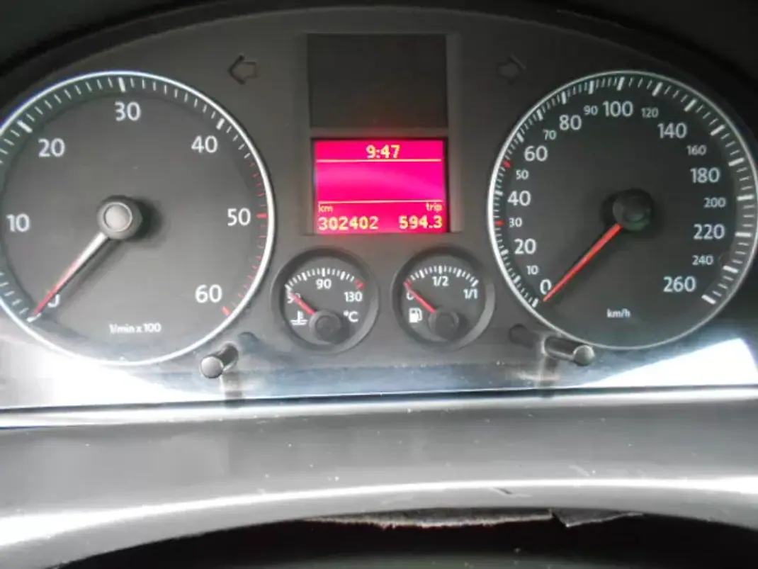 Volkswagen Touran 2003 - 7500 EUR, 303400 km - AUTO.MOTO.pt - 303400km - foto 11 de 11