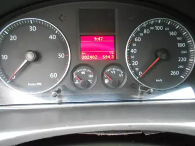 Volkswagen Touran 2003 - 7500 EUR, 303400 km - AUTO.MOTO.pt - 303400km - foto 11 de 11