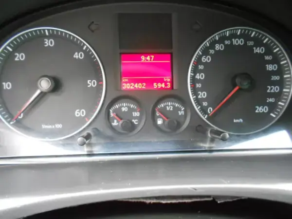 Volkswagen Touran 2003 - 7500 EUR, 303400 km - AUTO.MOTO.pt - 303400km - foto 11 de 11