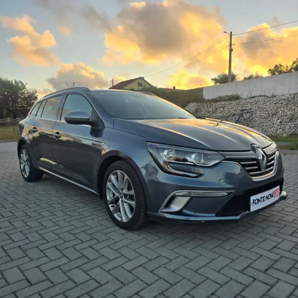 Renault Mégane Sport Tourer 2018 - 14950 EUR, 127252 km - AUTO.MOTO.pt - 127252km - foto 2 de 21