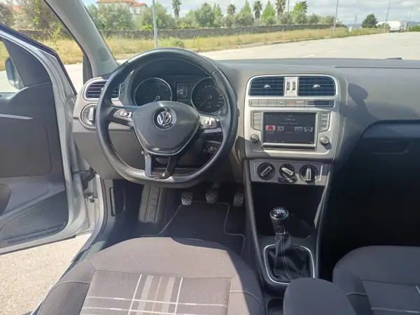 Volkswagen Polo 2015 - 12490 EUR, 135058 km - AUTO.MOTO.pt - 135058km - foto 12 de 14