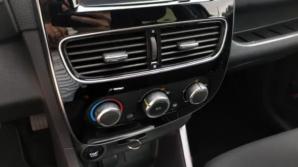 Renault Clio 2017 - 9950 EUR, 77000 km - 77000km - foto 32 de 35