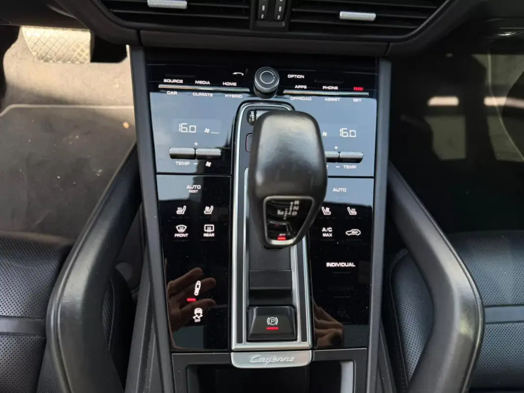 Porsche Cayenne 2018 - 65900 EUR, 138000 km - AUTO.MOTO.pt - 138000km - foto 12 de 15