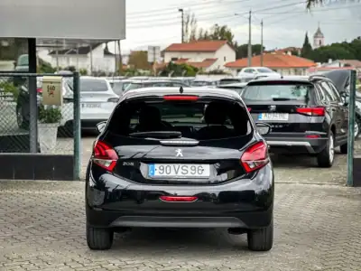 Peugeot 208 2018 - 11690 EUR, 118000 km - AUTO.MOTO.pt - 118000km - foto 4 de 12