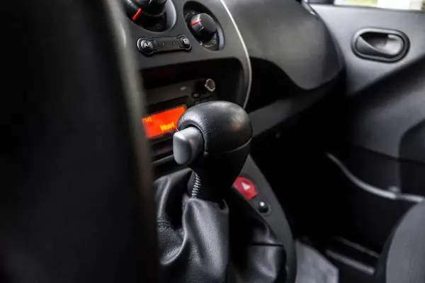 Renault Kangoo E-Tech Confort 2020 - 9990 EUR, 57785 km - AUTO.MOTO.pt - 57785km - foto 19 de 28