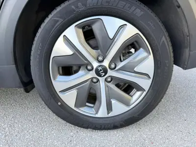 Kia e-Niro 2020 - 19900 EUR, 67500 km - AUTO.MOTO.pt - 67500km - foto 11 de 23