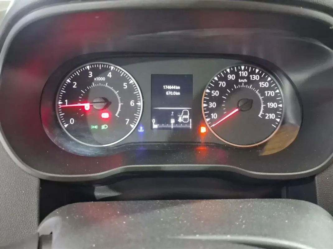 Dacia Duster 2023 - 14900 EUR, 174644 km - AUTO.MOTO.pt - 174644km - foto 3 de 4