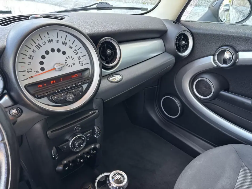 MINI Cooper 2010 - 7000 EUR, 208000 km - 208000km - foto 8 de 11