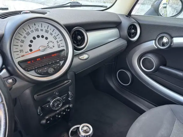 MINI Cooper 2010 - 7000 EUR, 208000 km - AUTO.MOTO.pt - 208000km - foto 8 de 11