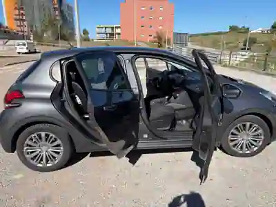 Peugeot 208 2018 - 10 EUR, 114000 km - 114000km - foto 3 de 15