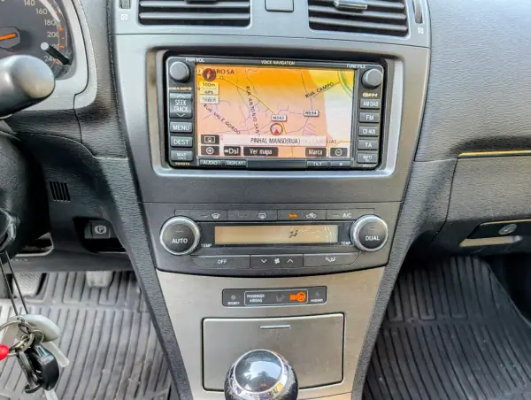 Toyota Avensis SW 2010 - 6900 EUR, 274056 km - AUTO.MOTO.pt - 274056km - foto 17 de 21