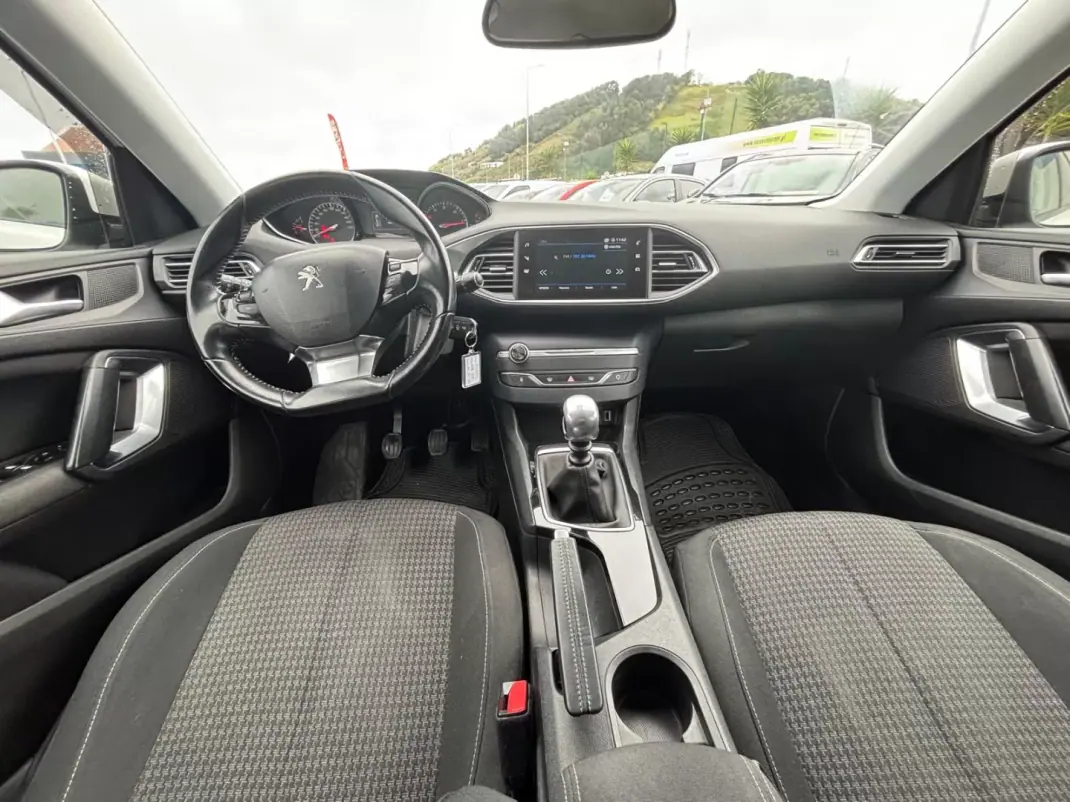 Peugeot 308 2018 - 16490 EUR, 149065 km - AUTO.MOTO.pt - 149065km - foto 12 de 14