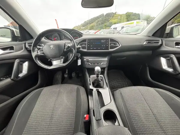 Peugeot 308 2018 - 15990 EUR, 149065 km - AUTO.MOTO.pt - 149065km - foto 12 de 14