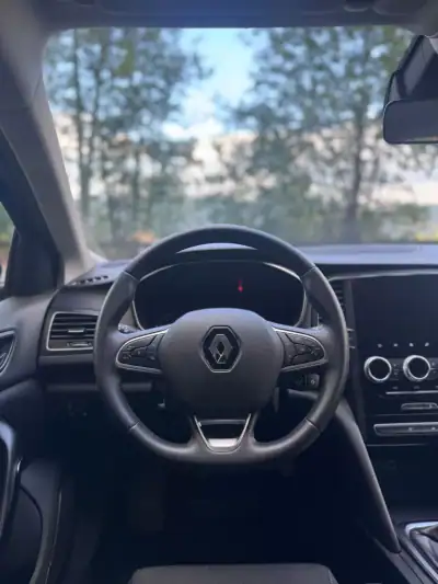 Renault Mégane Break 2022 - 17500 EUR, 116925 km - AUTO.MOTO.pt - 116925km - foto 9 de 19