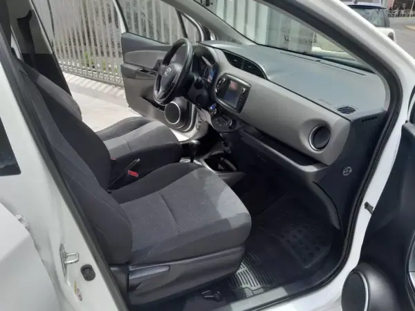 Toyota Yaris 2016 - 17900 EUR, 121948 km - AUTO.MOTO.pt - 121948km - foto 12 de 12