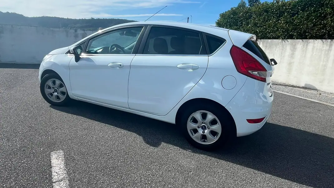 Ford Fiesta 2013 - 7450 EUR, 175000 km - AUTO.MOTO.pt - 175000km - foto 13 de 14