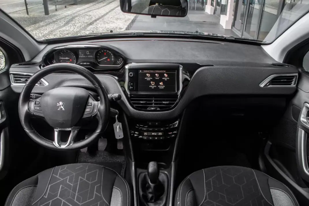 Peugeot 2008 2018 - 8750 EUR, 72668 km - AUTO.MOTO.pt - 72668km - foto 32 de 39