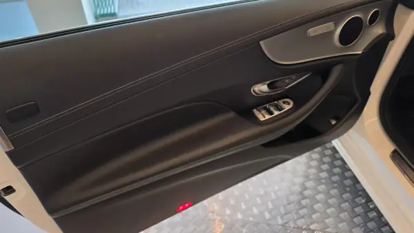 Mercedes-Benz E 220 2018 - 39500 EUR, 130496 km - AUTO.MOTO.pt - 130496km - foto 35 de 60