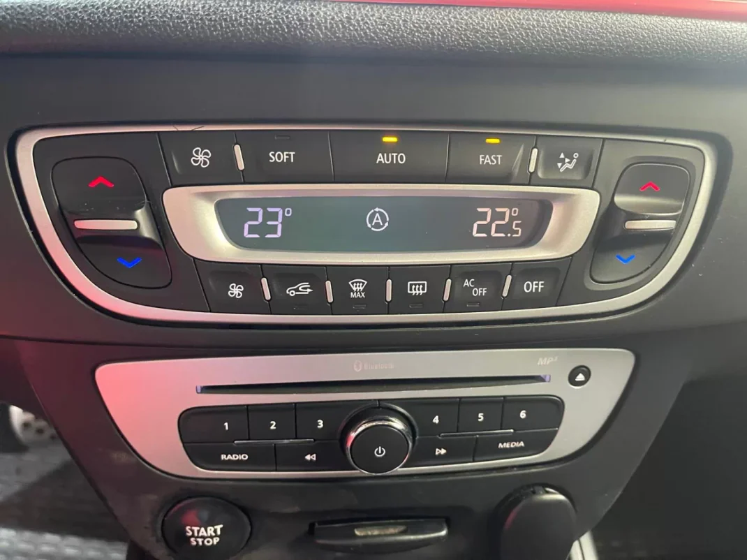 Renault Mégane Sport Tourer 2014 - 9999 EUR, 163000 km - AUTO.MOTO.pt - 163000km - foto 39 de 47