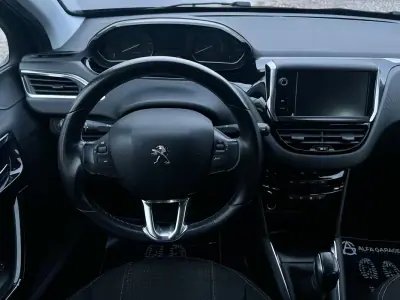 Peugeot 208 2016 - 8790 EUR, 100000 km - AUTO.MOTO.pt - 100000km - foto 11 de 18