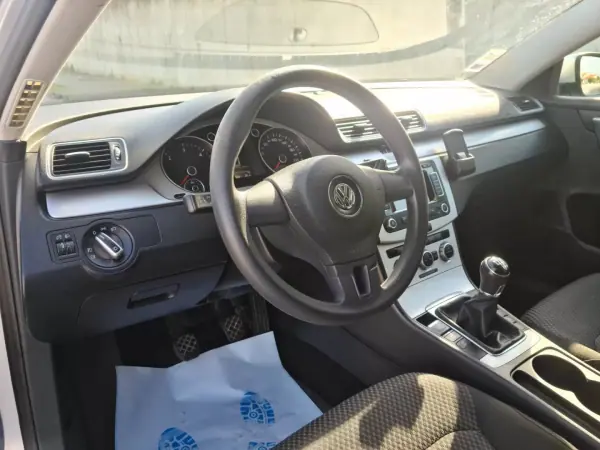 Volkswagen Passat Variant 2014 - 10750 EUR, 222000 km - AUTO.MOTO.pt - 222000km - foto 8 de 26
