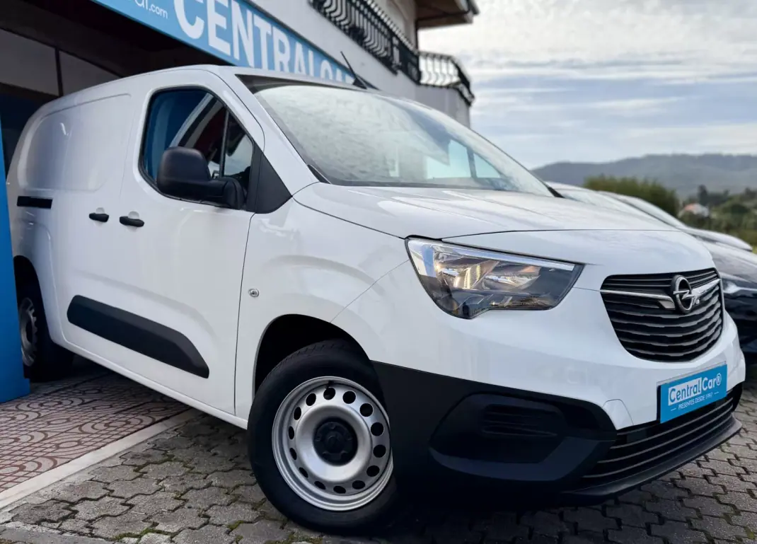 Opel COMBO 2023 - 15950 EUR, 94000 km - AUTO.MOTO.pt - 94000km - foto 1 de 23