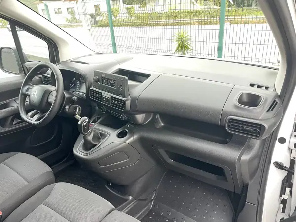 Citroën Berlingo 2020 - 10750 EUR, 156000 km - AUTO.MOTO.pt - 156000km - foto 20 de 32
