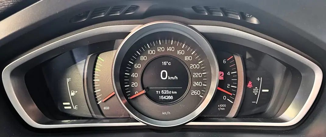 Volvo V40 2014 - 11500 EUR, 154200 km - AUTO.MOTO.pt - 154200km - foto 12 de 20