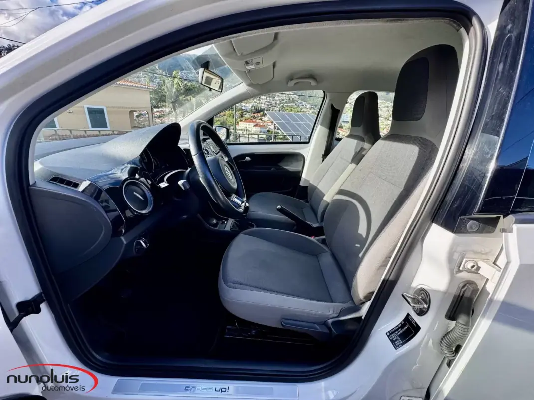Volkswagen Cross Up! 2014 - 9950 EUR, 112304 km - AUTO.MOTO.pt - 112304km - foto 4 de 18