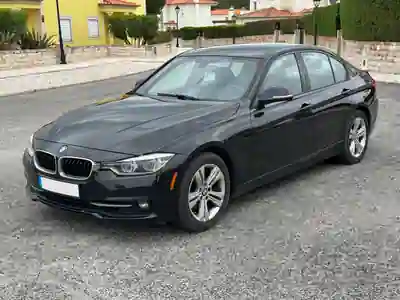 BMW 330 2015 - 17000 EUR, 185000 km - AUTO.MOTO.pt - 185000km - foto 2 de 13