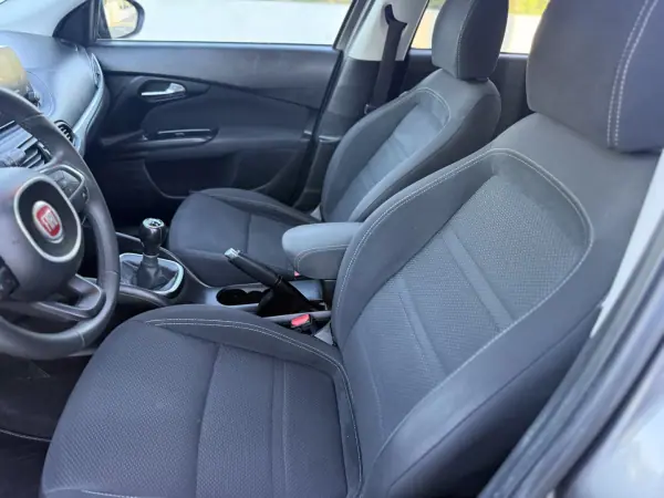 Fiat Tipo Station Wagon 2019 - 9999 EUR, 120000 km - AUTO.MOTO.pt - 120000km - foto 10 de 12