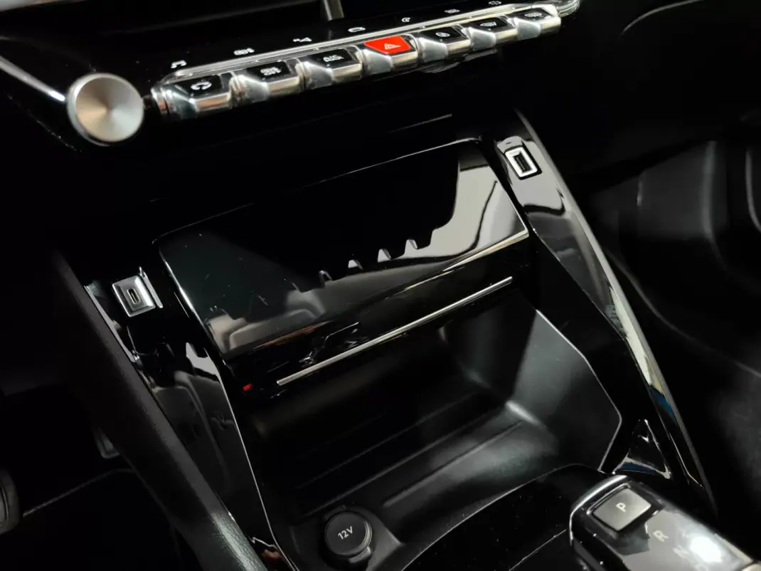 Peugeot 208 2019 - 14500 EUR, 90000 km - AUTO.MOTO.pt - 90000km - foto 42 de 60