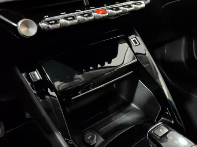 Peugeot 208 2019 - 14500 EUR, 90000 km - AUTO.MOTO.pt - 90000km - foto 42 de 60