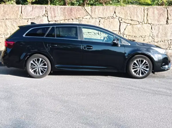 Toyota Avensis Touring Sports 2015 - 15490 EUR, 118500 km - AUTO.MOTO.pt - 118500km - foto 4 de 18