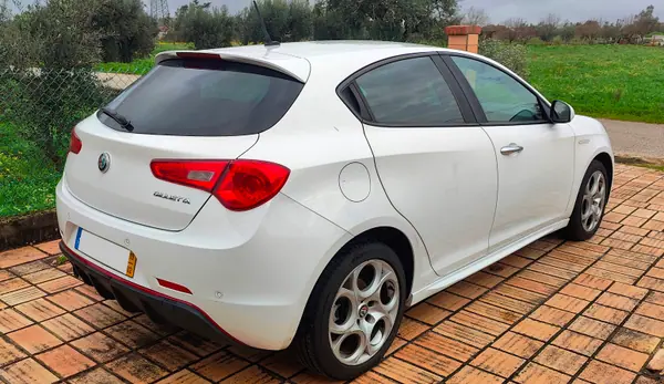 Alfa Romeo Giulietta 2019 - 14900 EUR, 163000 km - AUTO.MOTO.pt - 163000km - foto 4 de 15