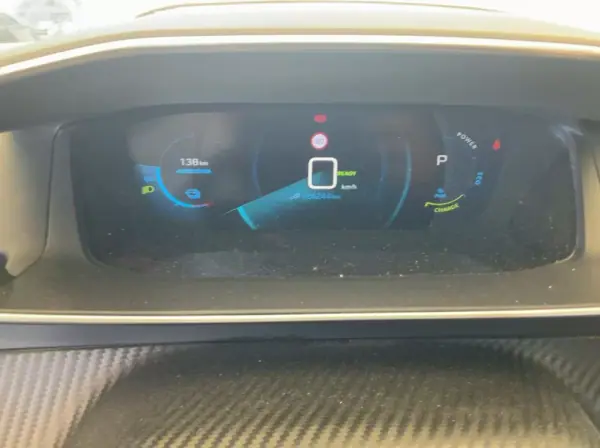 Peugeot e-2008 2020 - 15999 EUR, 126093 km - AUTO.MOTO.pt - 126093km - foto 13 de 14