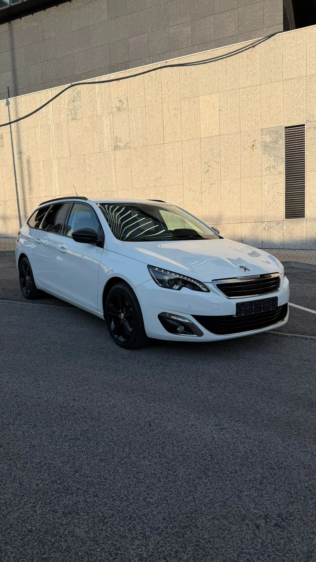 Peugeot 308 SW 2015 - 8000 EUR, 136000 km - AUTO.MOTO.pt - 136000km - foto 8 de 10