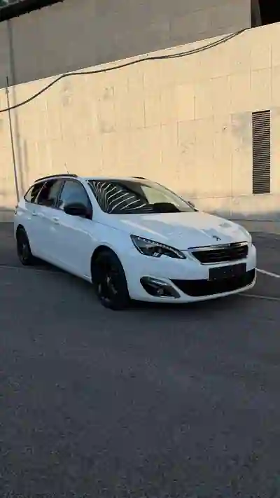 Peugeot 308 SW 2015 - 8000 EUR, 136000 km - AUTO.MOTO.pt - 136000km - foto 8 de 10