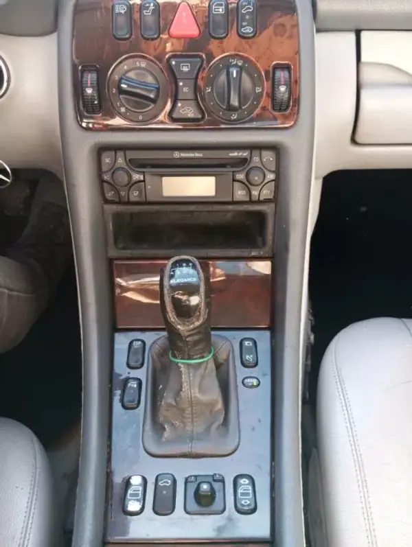Mercedes-Benz CLK 230 2000 - 3990 EUR, 385827 km - AUTO.MOTO.pt - 385827km - foto 9 de 12