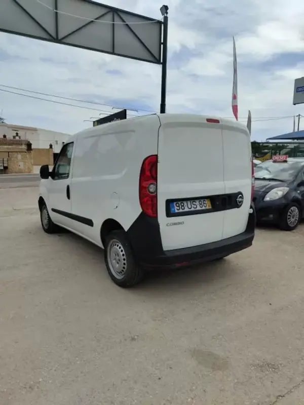 Opel COMBO 2018 - 10950 EUR, 170000 km - AUTO.MOTO.pt - 170000km - foto 10 de 11