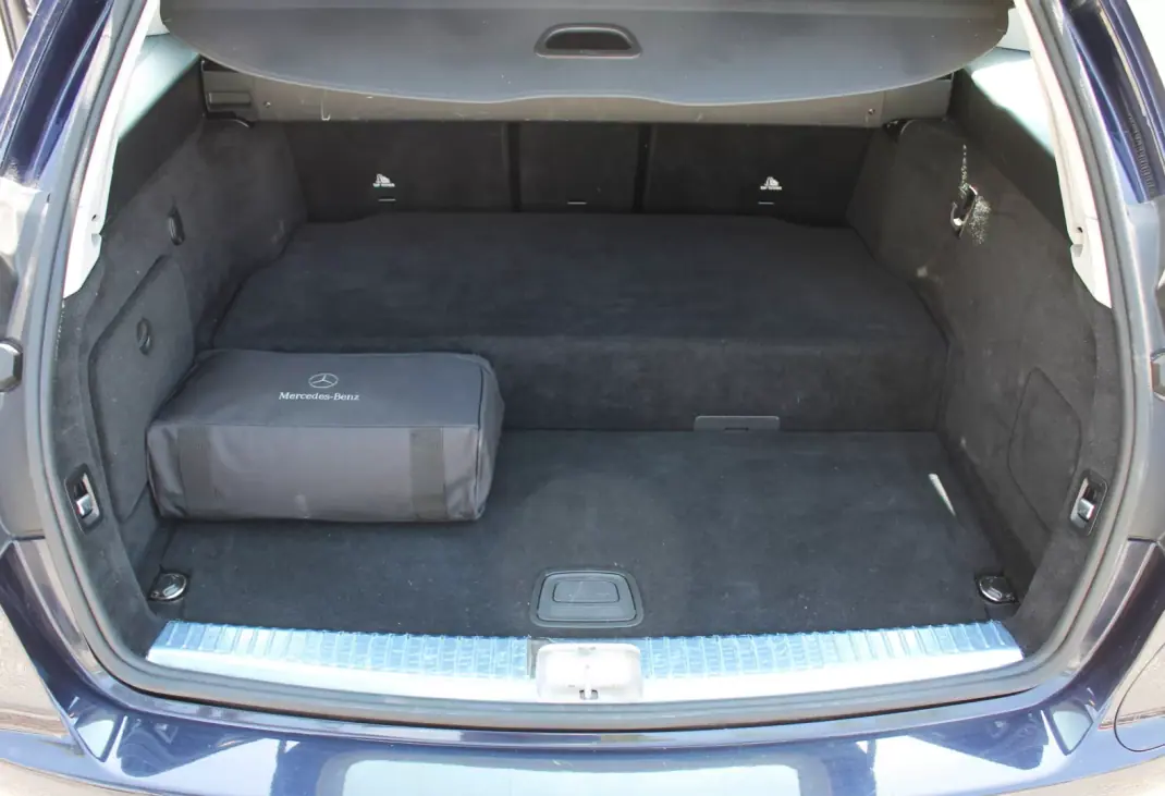 Mercedes-Benz C 300 2020 - 28990 EUR, 128000 km - AUTO.MOTO.pt - 128000km - foto 36 de 36