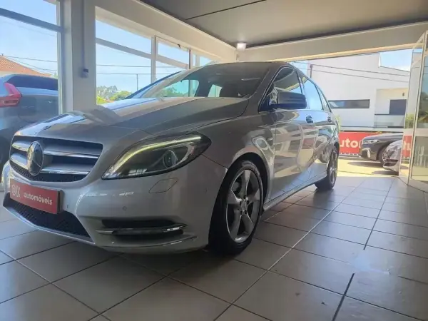 Mercedes-Benz B 180 2012 - 10990 EUR, 221000 km - AUTO.MOTO.pt - 221000km - foto 6 de 35